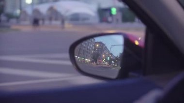 Arabaların dikiz aynası şehir trafiğinde görünümünü