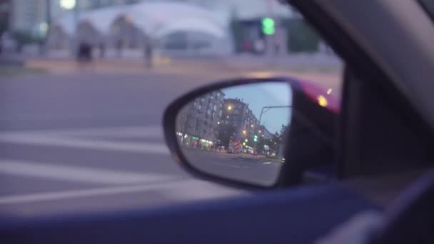 Vista del tráfico de la ciudad en los coches espejo retrovisor — Vídeos de Stock