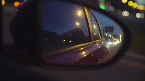 Pohled z městské dopravy v zrcátku auta — Stock video
