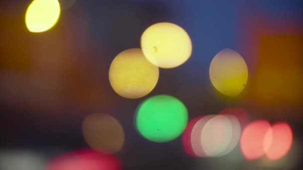 Defocused traffic lights at night in Moscow — Stock Video