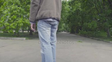 Genç adam longboard üzerinde sürme