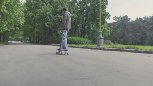 Junger Mann reitet auf Longboard — Stockvideo