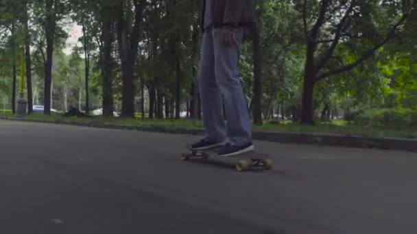 Junger Mann reitet auf Longboard — Stockvideo