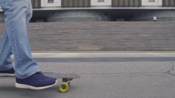 Foots of young man riding on longboard — Stock Video