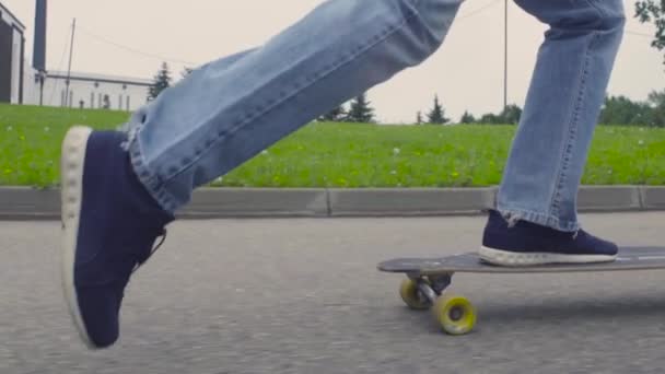 Bottensatser av ung man rider på longboard — Stockvideo