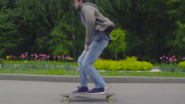 Jonge man rijden op longboard — Stockvideo