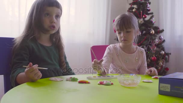 Meninas perto de árvore de natal pintura brinquedos cerâmicos — Vídeo de Stock