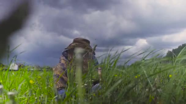 Молодая женщина и собака в траве — стоковое видео