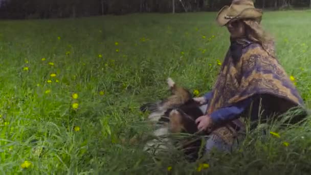 Ung kvinna och en hund som körs på ett fält — Stockvideo