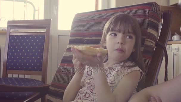 Дівчина їсть бутерброд — стокове відео
