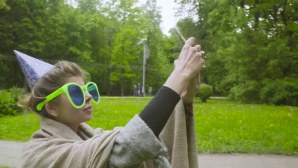 Junge Frau mit lustiger Brille beim Fotografieren — Stockvideo