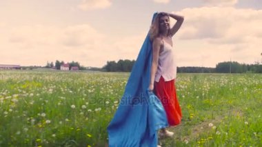 Çayır üzerinde yürüyen genç kadın