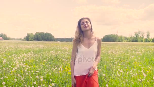 초원에 산책 하는 젊은 여자 — 비디오