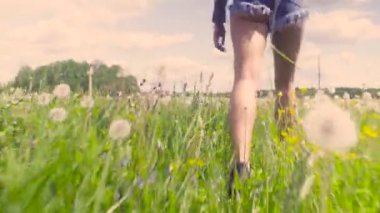 Düşünce çayır yürüyen genç kadın bacakları