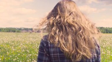 Düşünce çayır yürüyen genç kadın