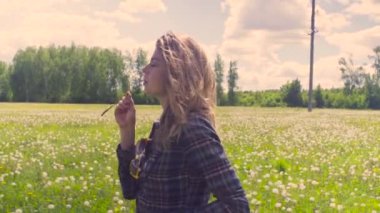 Düşünce çayır yürüyen genç kadın