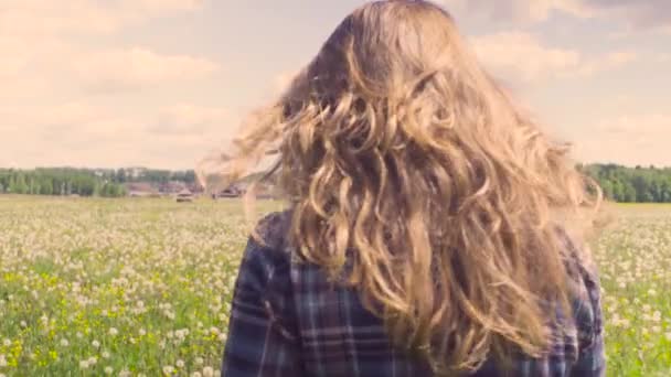 Düşünce çayır yürüyen genç kadın — Stok video