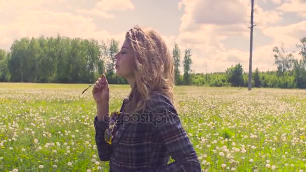 Young woman walking throught the meadow — Stock Video