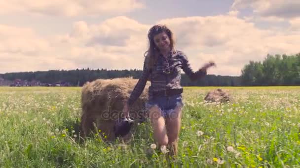 Young woman walking throught the meadow — Stock Video