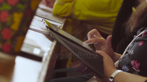 Female hands scrolling something in the tablet — Stock Video