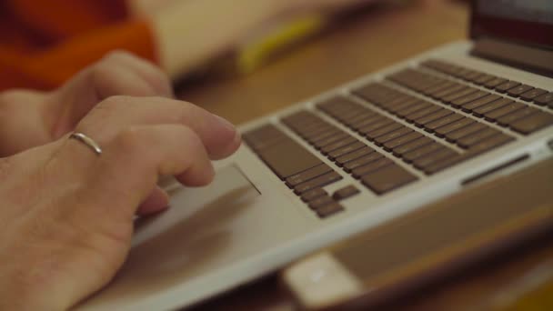 Mens handen op het toetsenbord van de computer — Stockvideo