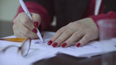 Bir şey bir kağıt üzerine çizim eller