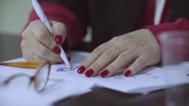 Mani femminili che disegnano qualcosa su una carta — Video Stock