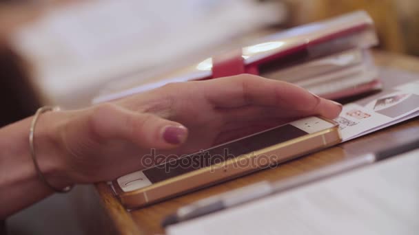 Nő kezet végiggördül a képernyőn okostelefon — Stock videók