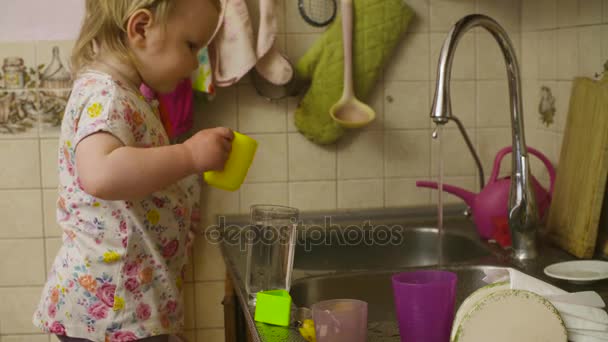 Babymeisje spelen afwas — Stockvideo