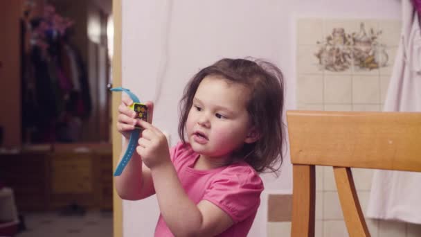 Pequena menina brincando na cozinha — Vídeo de Stock