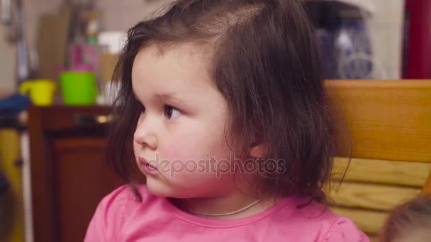 Portret van het babymeisje in de keuken — Stockvideo
