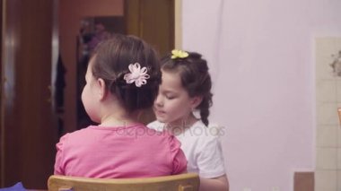 Mutfakta oynayan iki kız kardeş