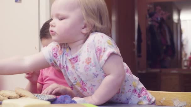 Twee zussen ontbijten aan de tafel. — Stockvideo