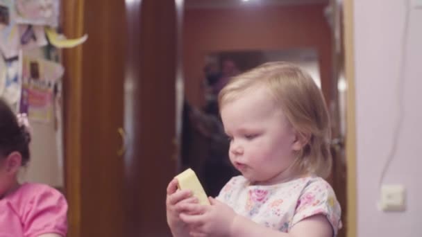 Twee zussen ontbijten aan de tafel. — Stockvideo