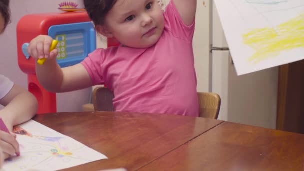 Niña dibujando en una mesa — Vídeo de stock