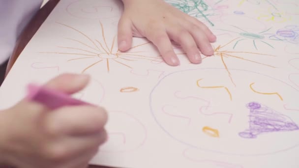小さな女の子のテーブルで図面の手 — ストック動画