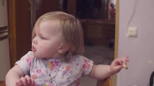 Babymeisje eten van cookies — Stockvideo