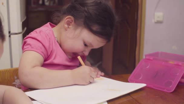 Mała dziewczynka rysunek przy stole — Wideo stockowe