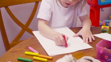 Küçük kız bir masada çizim