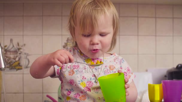 Petite fille bébé manger quelque chose — Video