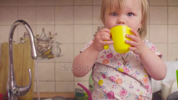 Kleines Mädchen trinkt Wasser — Stockvideo