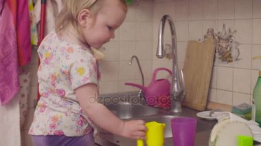 Evye oynarken küçük bebek kız