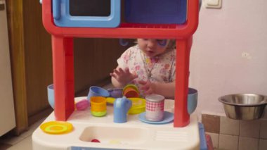 Su ile oynarken küçük bebek kız