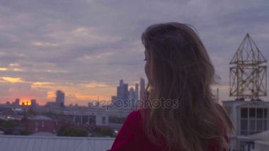 Gökyüzü karşı Kırmızı elbiseli genç kadın portresi