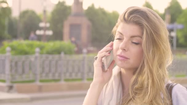 Portrait de jeune femme marchant avec smartphone — Video