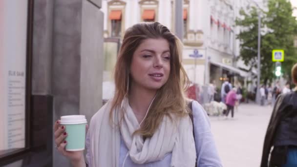 종이 컵과 함께 산책 하는 젊은 여자의 초상화 — 비디오