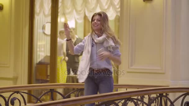 Portretul unei tinere care dansează cu smartphone-ul — Videoclip de stoc