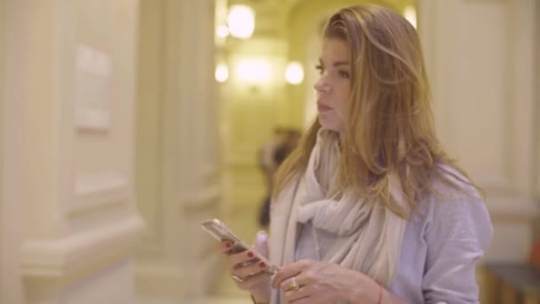 Retrato de mulher jovem andando com smartphone — Vídeo de Stock