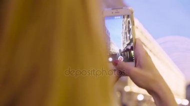 Kadının bir smartphone cep telefonu ile çekim video eller