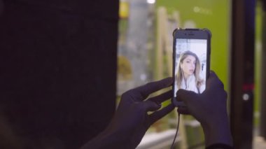 Kadının ellerini selfie bir telefonda video çekim